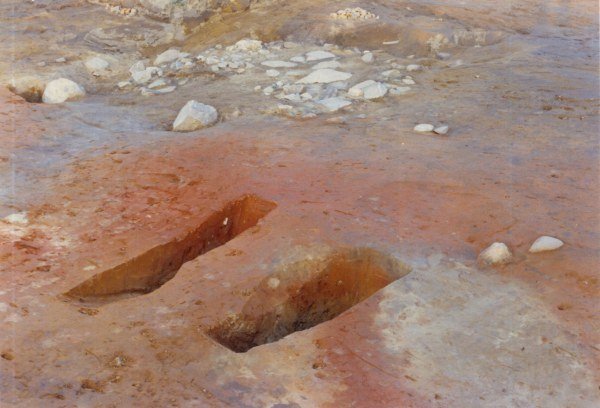 Her er der blevet gravet endnu et hul i den kraftigst farvede røde plet. Det spæn- dende ved dette hul var, at det skubbede det røde sand med den største dybde, hen for enden af den røde stribe, som anes i forgrunden.